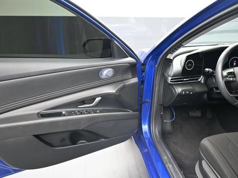 Used 2023 Hyundai Elantra SEL w/ Convenience Package FWD image 17