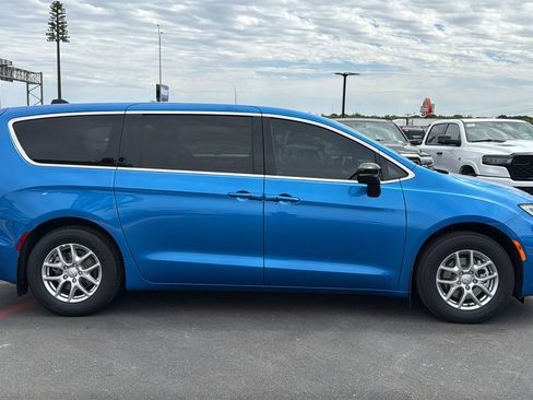 New 2026 Chrysler Pacifica Select image 6