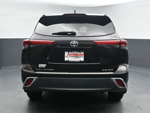 Used 2021 Toyota Highlander XLE AWD/4WD image 8