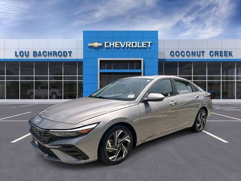 Used 2025 Hyundai Elantra SEL FWD image 4