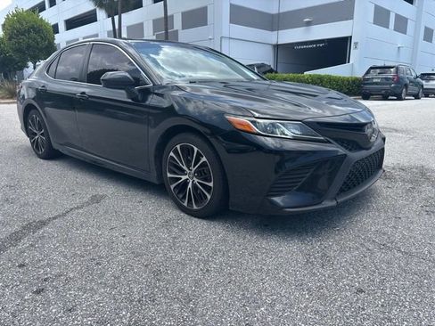 Used 2018 Toyota Camry SE FWD image 1