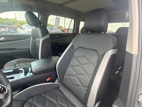 Used 2025 Volkswagen Atlas Peak Edition SE AWD/4WD image 14