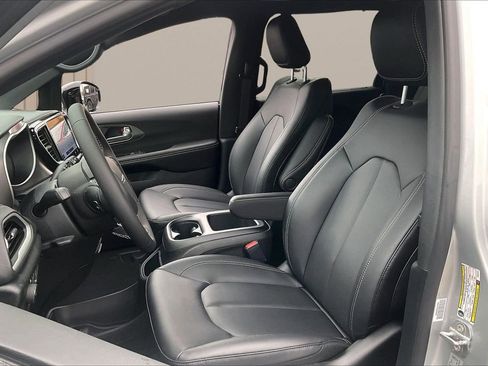 New 2026 Chrysler Pacifica Select FWD image 17