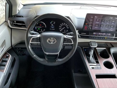 Used 2022 Toyota Sienna XLE w/ XLE Plus Package FWD image 8