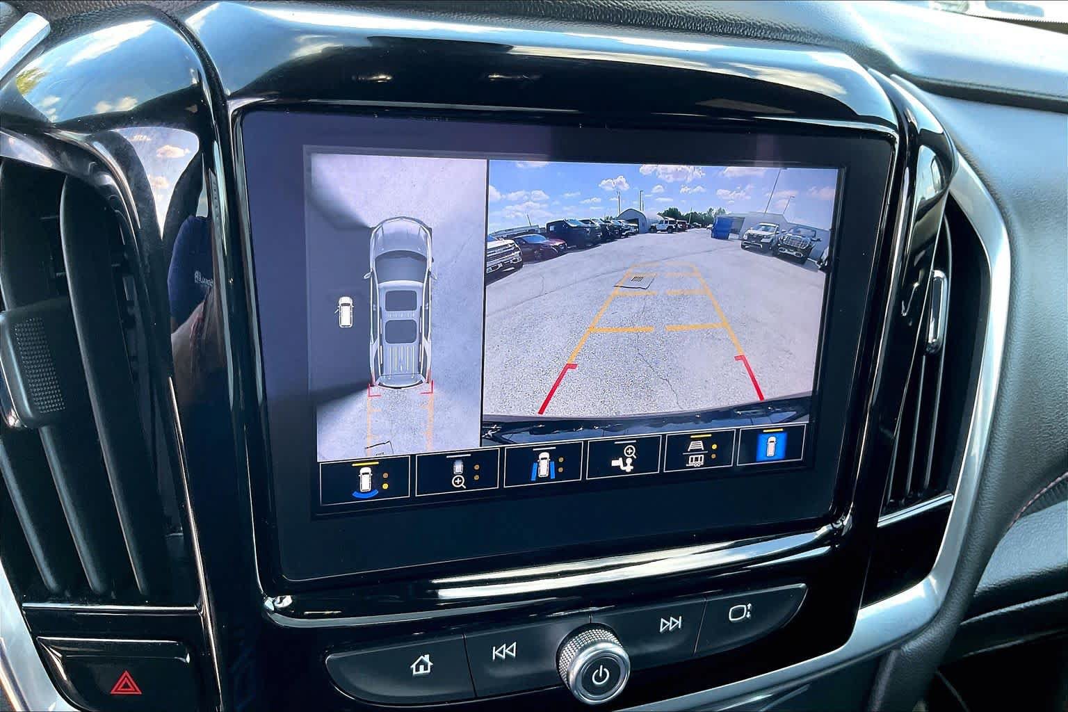 Used 2023 Chevrolet Traverse RS FWD image 25