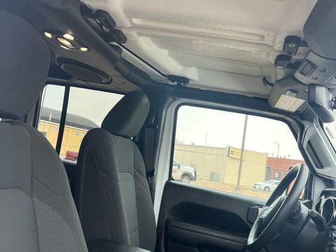 Used 2022 Jeep Gladiator Sport image 19