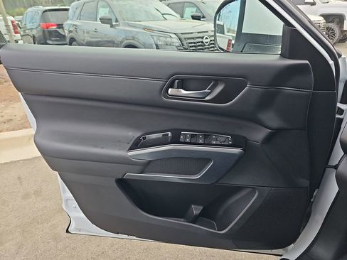 Used 2025 Nissan Pathfinder SL w/ SL Premium Package image 32