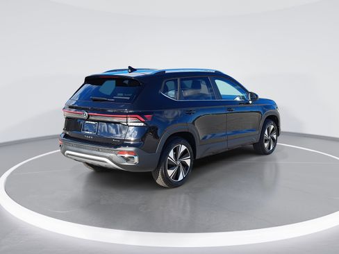 New 2026 Volkswagen Taos SE image 3