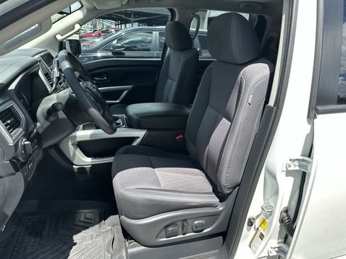 Used 2021 Nissan Titan SV w/ SV Convenience Package RWD image 3