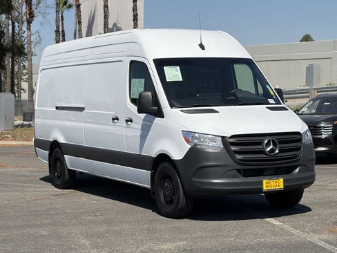 Used 2025 Mercedes-Benz Sprinter 2500 image 9