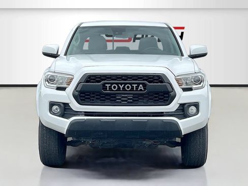 Used 2019 Toyota Tacoma SR5 AWD/4WD image 2