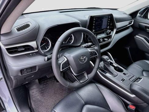 Used 2022 Toyota Highlander XLE FWD image 27