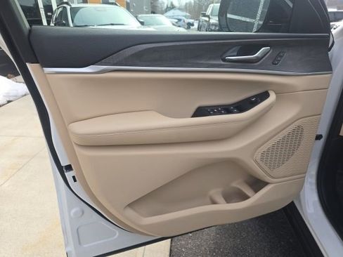 Certified 2025 Jeep Grand Cherokee Limited AWD/4WD image 11
