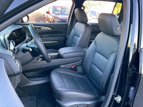 Used 2025 Chevrolet Traverse LT image 23