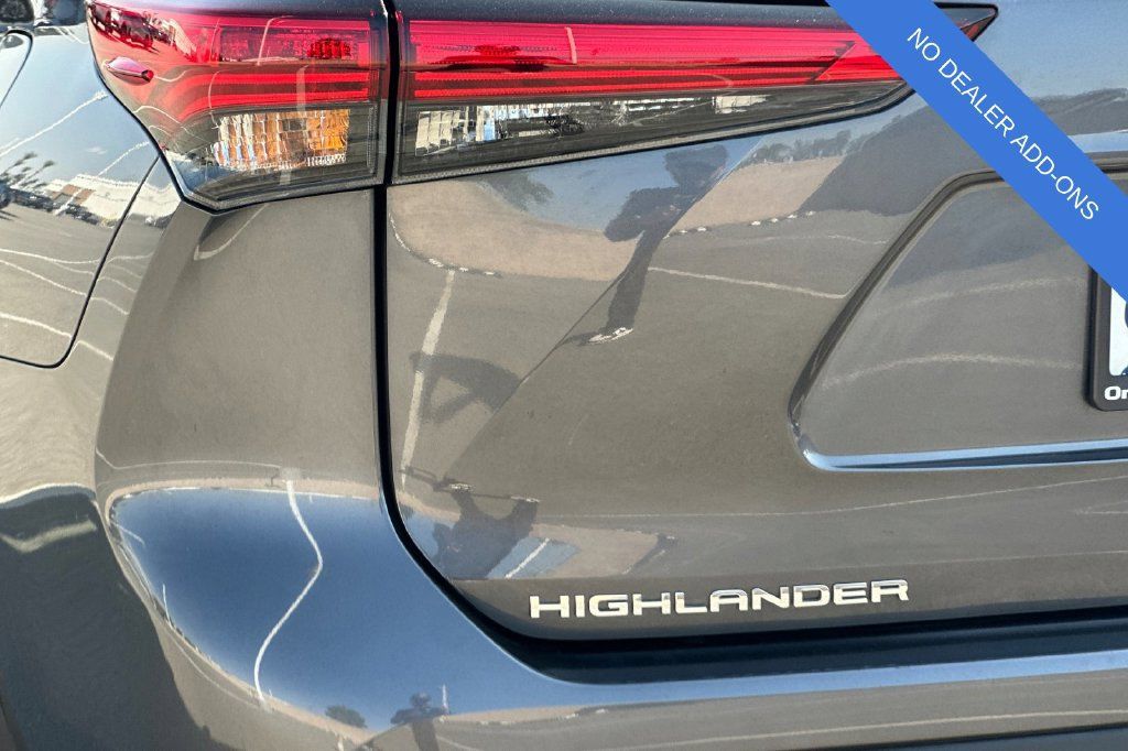Used 2023 Toyota Highlander XLE AWD/4WD image 29