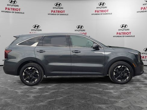 Used 2025 Kia Sorento S FWD image 2
