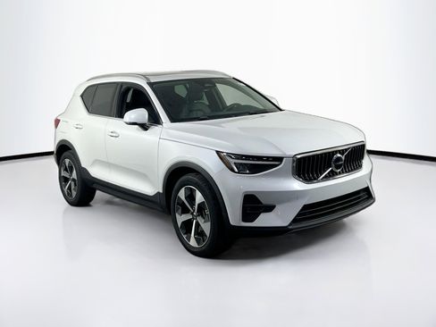 Used 2023 Volvo XC40 B4 Plus w/ Protection Package Premier image 3