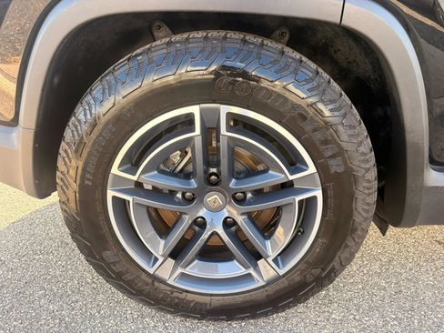Used 2025 Rivian R1S Adventure AWD/4WD image 30