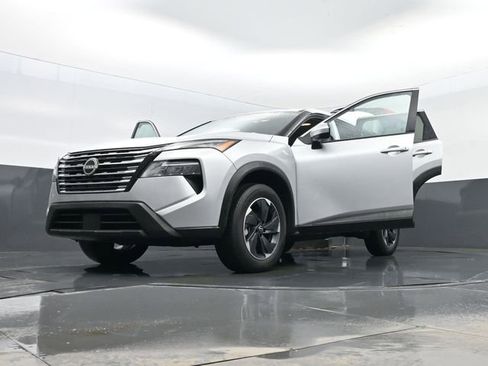 Used 2025 Nissan Rogue SV image 32