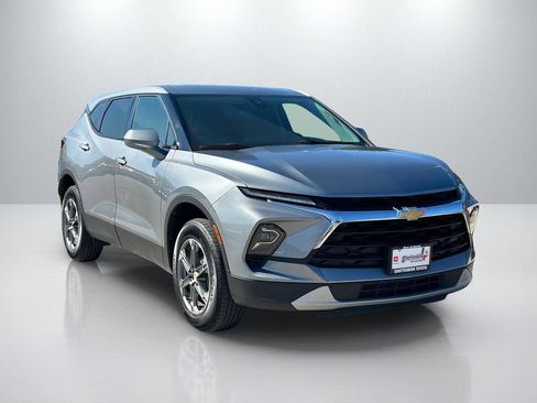 Used 2025 Chevrolet Blazer LT FWD image 3