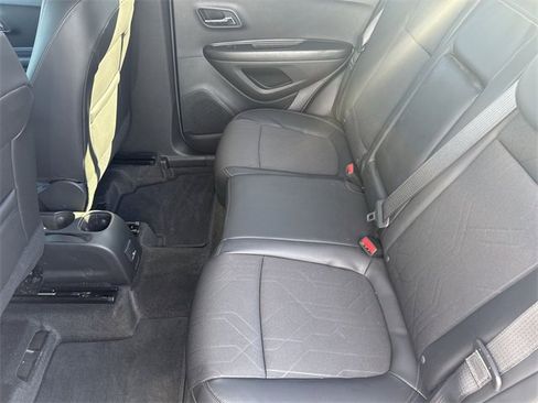 Used 2022 Chevrolet Trax LT w/ LT Convenience Package image 23