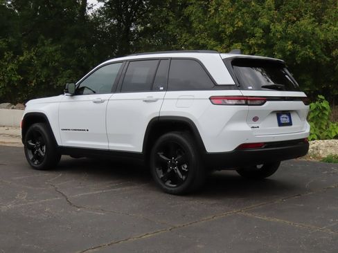 Certified 2024 Jeep Grand Cherokee Altitude image 28