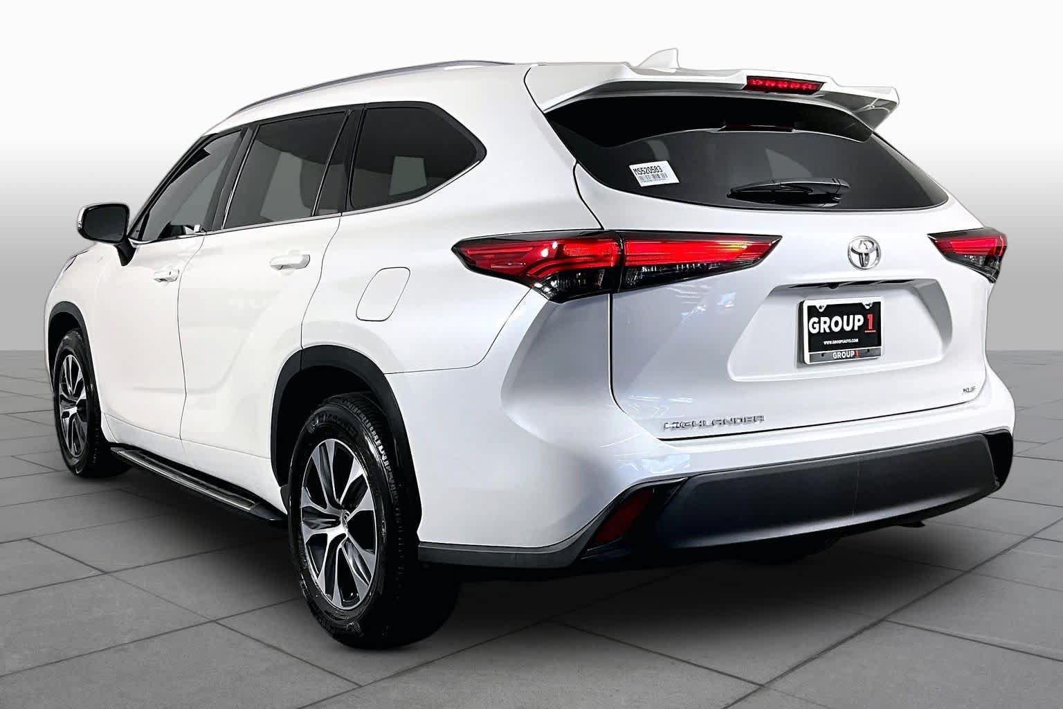 Used 2021 Toyota Highlander XLE FWD image 12