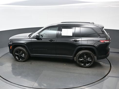 Used 2024 Jeep Grand Cherokee Altitude image 35