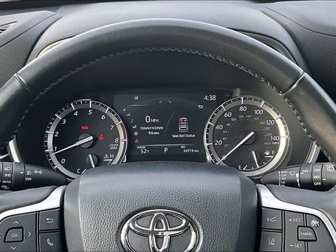 Used 2022 Toyota Highlander XLE image 26