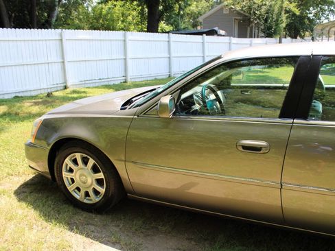 Used 2011 Cadillac DTS image 11