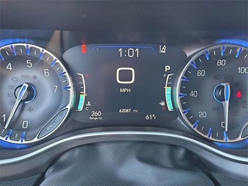 Used 2023 Chrysler Pacifica Touring-L image 6