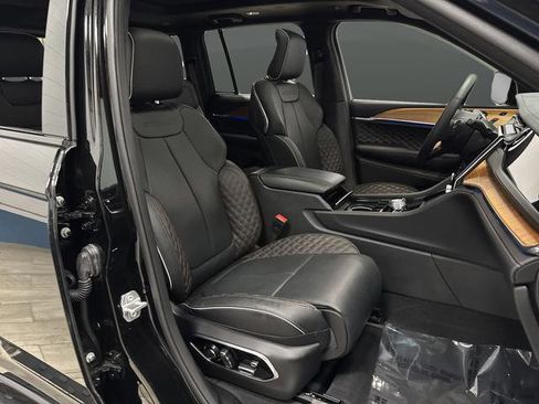 Used 2025 Jeep Grand Cherokee Summit w/ Obsidian Package image 33