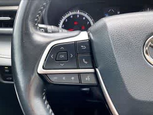 Used 2022 Toyota Highlander LE FWD image 29