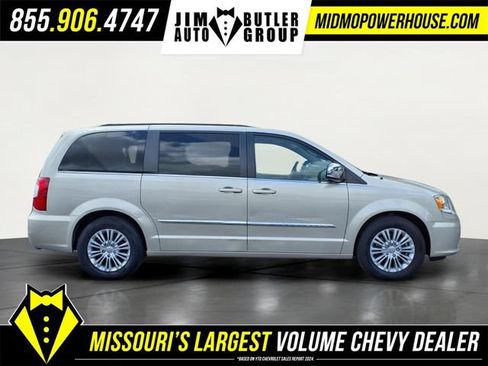 Used 2015 Chrysler Town & Country Touring-L FWD image 2
