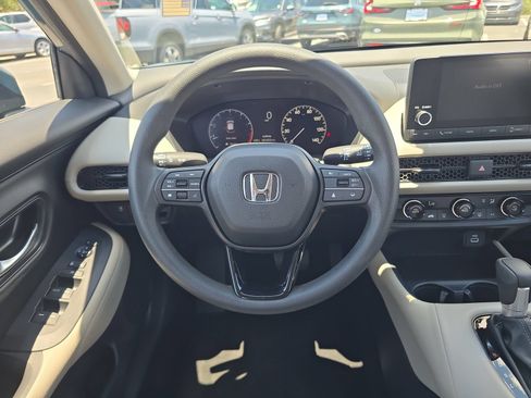 Certified 2025 Honda HR-V LX image 9