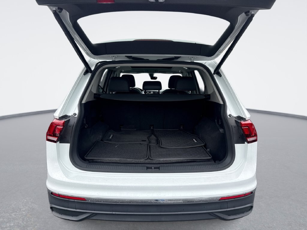 Used 2024 Volkswagen Tiguan SE AWD/4WD image 21
