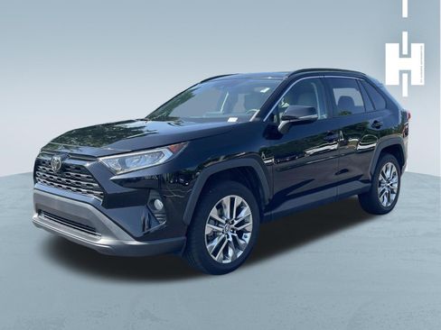 Used 2019 Toyota RAV4 XLE Premium w/ Cold Weather Package FWD image 3