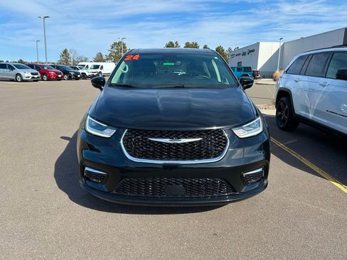 Used 2024 Chrysler Pacifica Touring-L FWD image 9