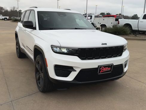 Used 2022 Jeep Grand Cherokee Altitude image 4