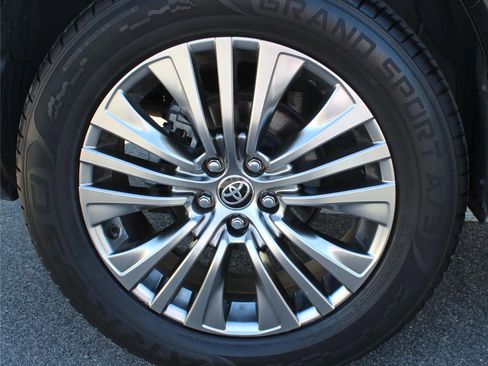 Used 2023 Toyota Venza XLE image 20