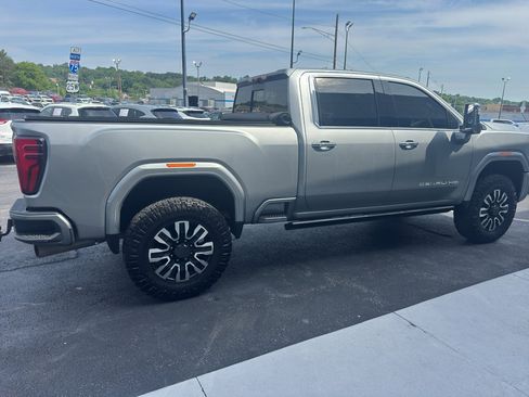Used 2024 GMC Sierra 2500 Denali Ultimate AWD/4WD image 4