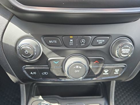 Used 2020 Jeep Cherokee Latitude Plus w/ Cold Weather Group AWD/4WD image 20