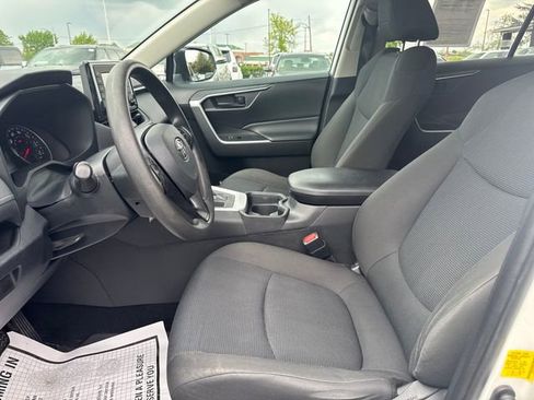 Used 2021 Toyota RAV4 LE AWD/4WD image 9
