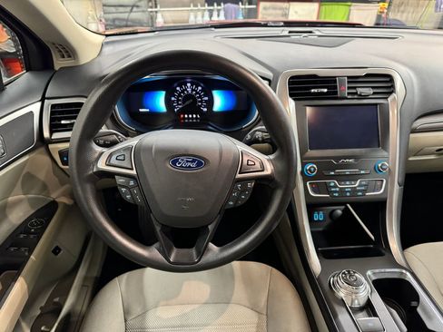Used 2019 Ford Fusion SE FWD image 18