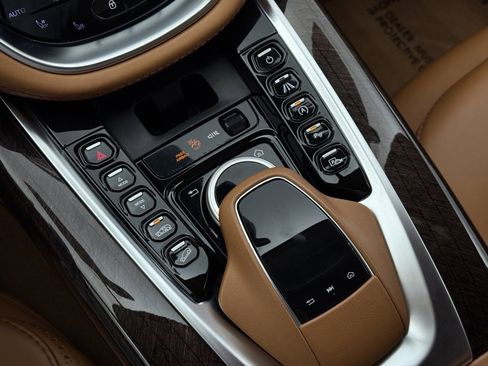 Used 2021 Aston Martin DBX image 14