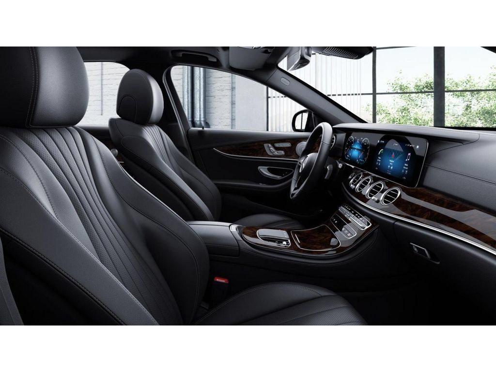 Used 2023 Mercedes-Benz E 350 4MATIC Sedan image 4
