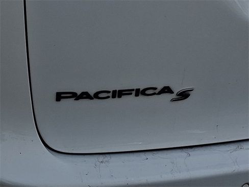 Used 2020 Chrysler Pacifica Touring-L Plus w/ S Appearance Package image 31