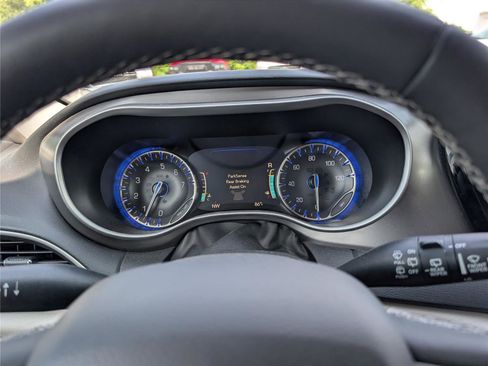 Used 2024 Chrysler Pacifica Touring-L FWD image 29