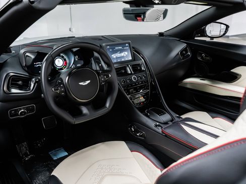 Used 2023 Aston Martin DBS Volante image 5
