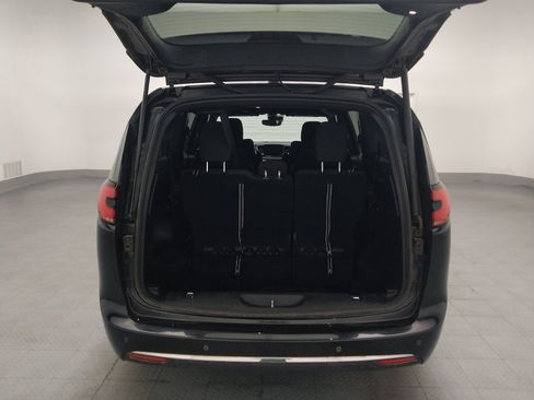 Used 2023 Chrysler Pacifica Touring FWD image 29